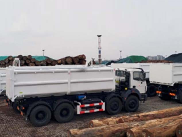Military Police Hooklift (Garbage Truck) LBH1855 image 3